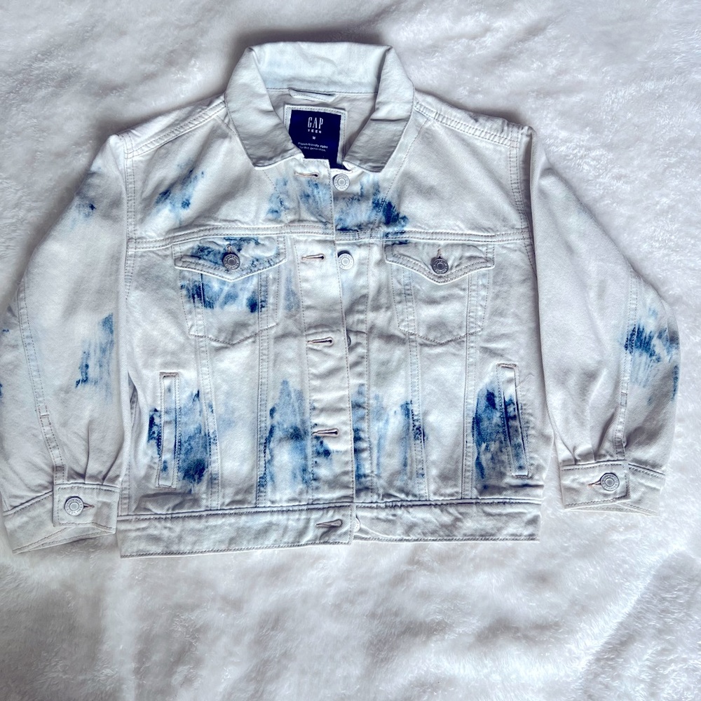 Gap denim Jean jacket never worn NWOT. Medium size 8-10
